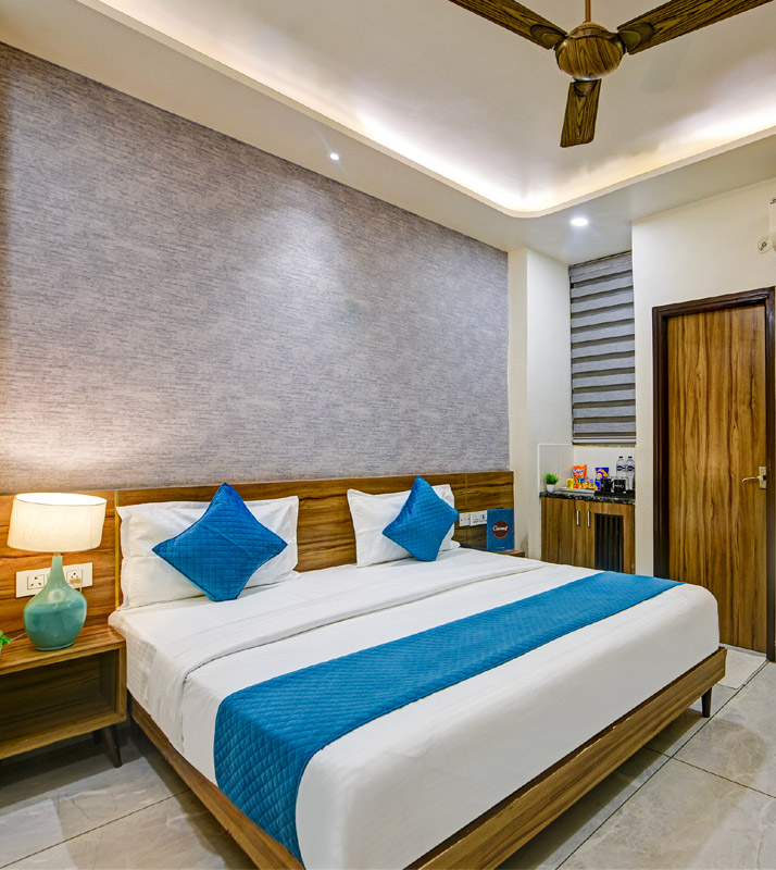 Well-appointed guest room at Gallivanto Inn – Badli