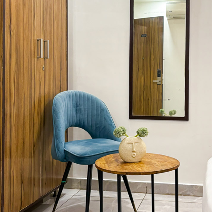 Guest room seating at Gallivanto Inn