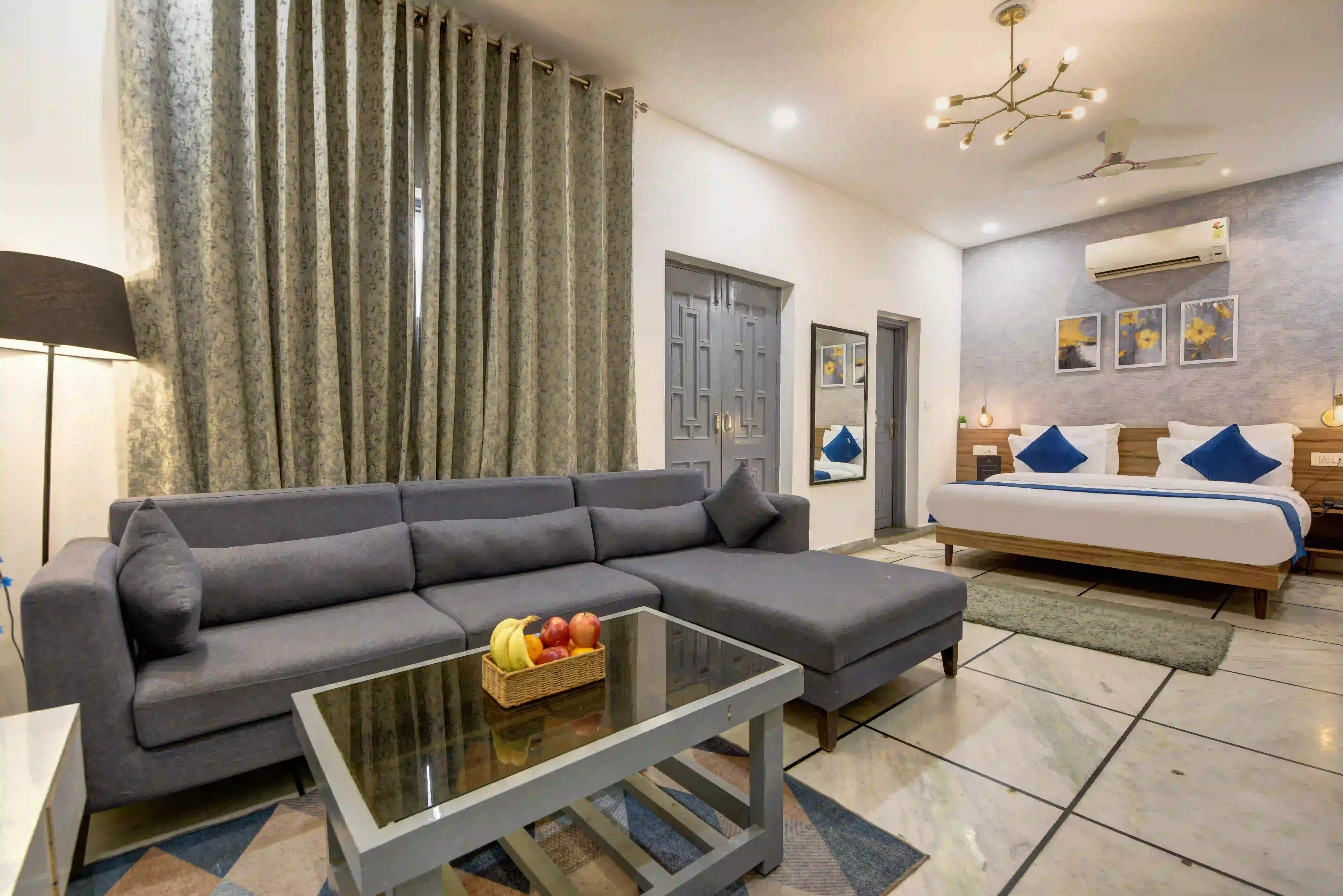 Suite Room with Balcony at Gallivanto Inn Rohini